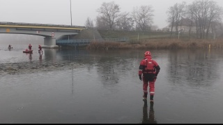 Młody mężczyzna wszedł na zamarzniętą Wisłę. Interwencja WOPR w Toruniu