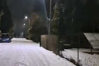 Nocna dyskoteka na ulicy Zasłaniają okna, bo lampy co kilka sekund zapalają się i gasną [wideo]