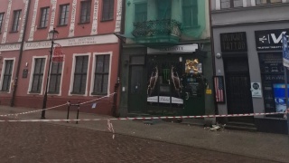 O krok od tragedii na toruńskiej starówce. Fragment elewacji spadł na chodnik