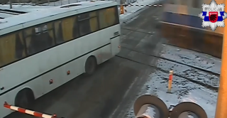 O włos od tragedii na torach pod Wąbrzeźnem. Autobus szkolny mógł zderzyć się z pociągiem [wideo]