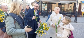 Poseł z naszego regionu zaskoczył Torunianki. Żeby kobiety nigdy nie zwątpiły w swoją energię [zdjęcia]