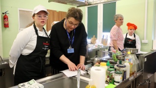 Uczniowie z niepełnosprawnościami przygotowują burgery. Konkurs Gotuj z Braillem [zdjęcia]