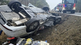Zderzenie osobówki z ciężarówką na DK10 niedaleko Torunia. Jedna osoba trafiła do szpitala [zdjęcia]