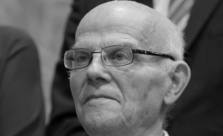 Jednogłośna decyzja radnych. Toruń uhonoruje prof. Jana Hanasza