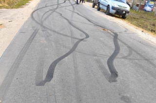 Zdążyli zaostrzyć przepisy, a kierowca BMW i tak driftował i palił gumę. Doszło do kolizji [zdjęcia]