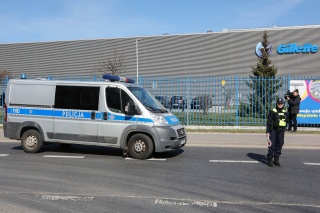 Uzbrojony mężczyzna, który wtargnął na teren łódzkiej fabryki, został zatrzymany
