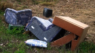 Prawie 1000 ton nielegalnych odpadów na dzikich wysypiskach. Problemem są też stare ubrania w lasach