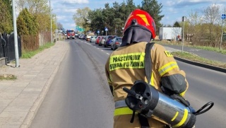 Plama rozlana na kilka kilometrów. Wyciekło paliwo z ciężarówki we Włocławku [zdjęcia]