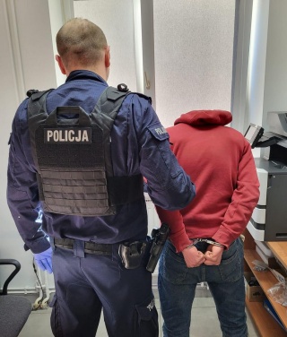 Spod kołdry prosto do zakładu karnego. Policja z Radziejowa nakryła skazańca