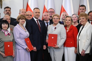 W dniu Polonii oraz flagi Rzeczypospolitej Polskiej, prezydent wręcza nominacje generalskie