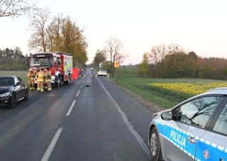 Nie żyje 17-letni chłopak. W nocy wysiadł z auta i przebiegał przez jezdnię
