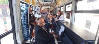 Z kontrabasem i pianinem miedzy pasażerami. Po Toruniu kursował muzyczny tramwaj [zdjęcia]