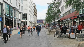 Samochód wjechał w grupę ludzi w centrum Lipska w Niemczech. Co najmniej jedna osoba nie żyje, 25 rannych