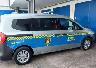 Straż Miejska nie zatrzymała się przed przejściem. Pieszy uciekał. Mandat i punkty dla strażniczki [wideo]