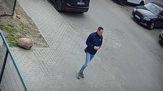 Policja z Bydgoszczy szuka sprawcy kradzieży. Publikuje wizerunek podejrzanego [ZOBACZ WIDEO]