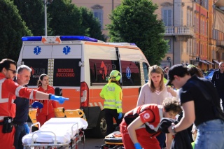 Rozpędził auto i wjechał w ludzi w Modenie. Osiem osób rannych, w tym Polka
