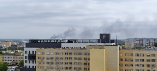 Płonie stodoła w gminie Dąbrowa Chełmińska. Kłęby dymu widać w Bydgoszczy