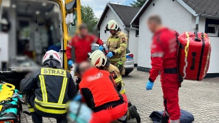 Mężczyzna spadł z dachu pensjonatu w Ostaszewie niedaleko Torunia. Jest w szpitalu [aktualizacja]