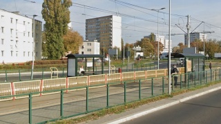 Dramatyczny wypadek na przystanku w Toruniu. Tramwaj wciągnął kobietę pod koła, policja szuka kluczowego świadka