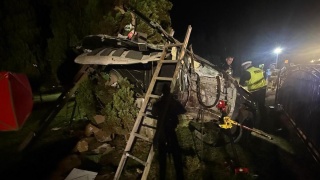 Tragiczny wypadek w powiecie świeckim. Samochód uderzył w drzewo, nie żyje kierowca [zdjęcia]