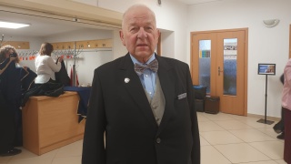 Mechanik z Bydgoszczy Eugeniusz Jasiniecki z najwyższym rzemieślniczym odznaczeniem - szablą Kilińskiego