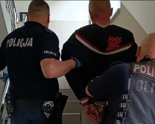 Kłócił się przy kasie o resztę, po czym ukradł pieniądze z kasetki. Policja go złapała [wideo]