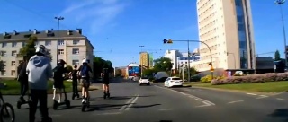 Grupa nastolatków pędziła hulajnogami i rowerami ulicą w centrum Bydgoszczy