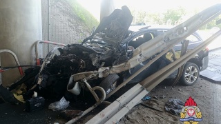 Nie żyje kierowca osobówki, który uderzył w barierki niedaleko Torunia