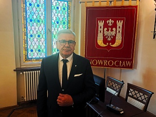 Polityczny wstrząs w Inowrocławiu. Jeden radny usunięty, drugi sam rezygnuje. Znamy powody