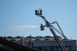 Prawie 250 strażaków walczy z pożarem hali w wielkopolskich Obornikach