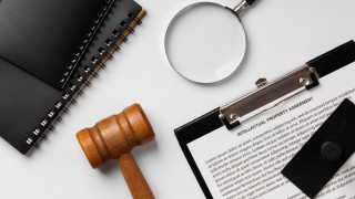 Uczeń zaatakował nauczycielkę podczas lekcji w toruńskim liceum. Prokuratura chce warunkowego umorzenia sprawy