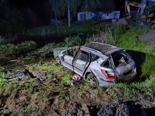 Poważny wypadek na DW 556 w powiecie rypińskim. Auto wpadło do bagna [aktualizacja]