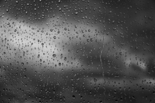 Burze, deszcz, silny wiatr i grad. IMGW ostrzega mieszkańców regionu