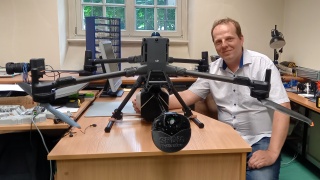 Mechaniczna pszczoła nad łąką Na UKW powstaje specjalny dron-zapylacz