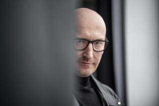 Toruński pisarz Robert Małecki dołączy do Piernikowej Alei Gwiazd w Toruniu