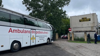 Ten autobus nie ruszy z miejsca do godz. 12:00. Nie czeka na pasażerów, lecz na dawców