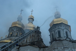 Historyczna Ławra Peczarska w Kijowie płonęła po rosyjskim ataku rakietowym i dronowym [zdjęcia]