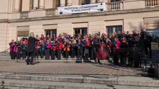Na co dzień występują w klasie, a teraz pod filharmonią. Tak śpiewał Chór Nauczycieli [zdjęcia]