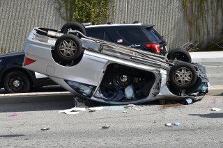 Nocny wypadek na S5 pod Bydgoszczą. Dachowało auto, dwie osoby ranne