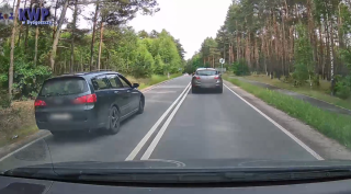 Wyprzedzał na trzeciego, do czołowego zderzenia było blisko. Ford zjechał na pobocze [wideo]