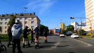 Policja ustaliła, kim są osoby na hulajnogach, które jechały Rondem Jagiellonów. Najmłodszy z nich ma 12 lat