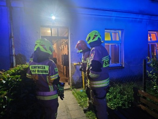 Podczas nocnej interwencji pogotowia w Strzelnie ratownicy wyczuli zapach dymu