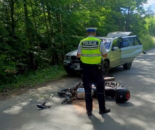 W Hucie Chodeckiej motorower zderzył się z osobówką. Dwie osoby są w szpitalach [zdjęcia]