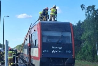 Palił się szynobus relacji Bydgoszcz-Czersk. Strażacy działali na stacji Rosochatka [aktualizacjazdjęcia]