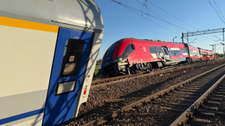 Ruch pociągów na linii Piła-Bydgoszcz wstrzymany. Zderzyły się dwa składy, ranne dwie osoby z regionu [AKTUALIZACJA]