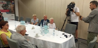 Seniorzy zakładają na rękę te zegarki, by w razie nagłego zdarzenia szybko nadeszła pomoc