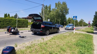 Uderzył motorowerem w samochód, który przepuszczał na pasach pieszą. Wypadek w Golubiu-Dobrzyniu