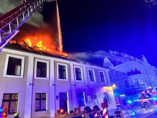 Wielki pożar kamienicy w Chełmnie. W nocy spaliło się sześć mieszkań [relacjawideozdjęcia]