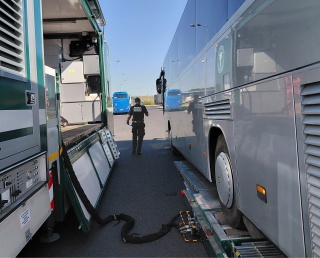 Układ hamulcowy, zawieszenia, czas pracy - ITD sprawdza autokary i kierowców