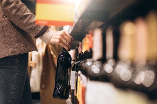 Koniec nocnej sprzedaży alkoholu w Toruniu. Zakaz obejmuje sklepy i stacje od godz. 22:00